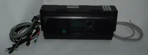 Daikin Elektronikgerät mit Display und verschiedenen Anschlusskabeln. Enthält Steuerelemente und wird zur Regelung genutzt. Neutraler Hintergrund.